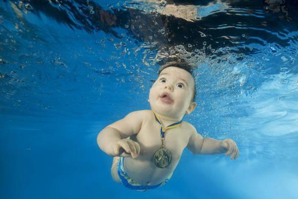  Photographer takes pictures of underwater cute treasure, which is very beautiful