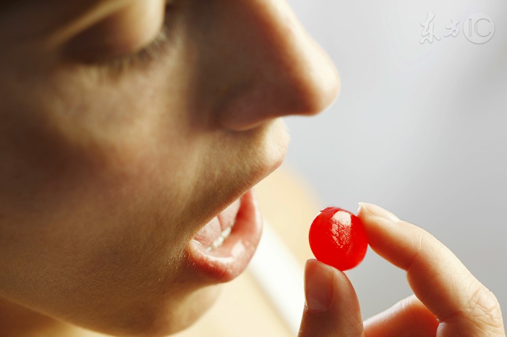 唱完《高原蓝》这首歌之后总是觉得不吃润喉糖的话很不舒服，怎么办？