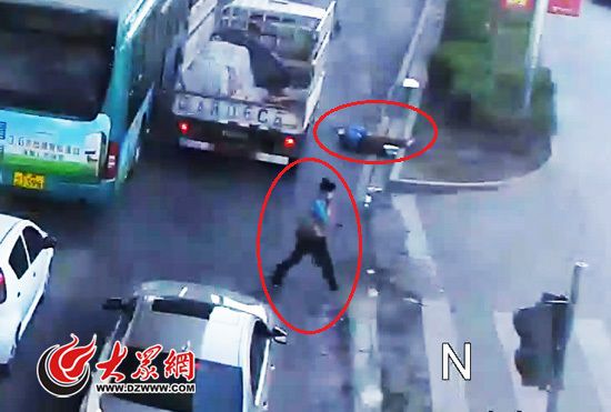 小伙目睹行人闯红灯被撞飞 仍打手机跟着闯(图