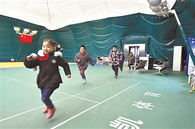 图为孩子们正在气膜体育馆里上体育课。记者史晟全摄