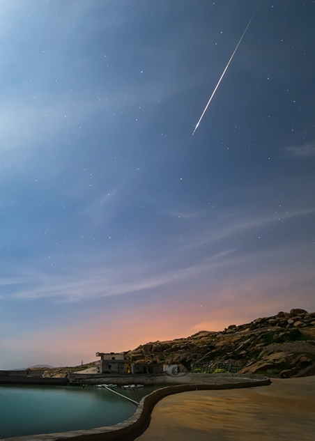 摄影师拍到英仙座流星雨梦幻瞬间