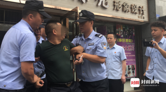 老总交房租_交房租图片(2)
