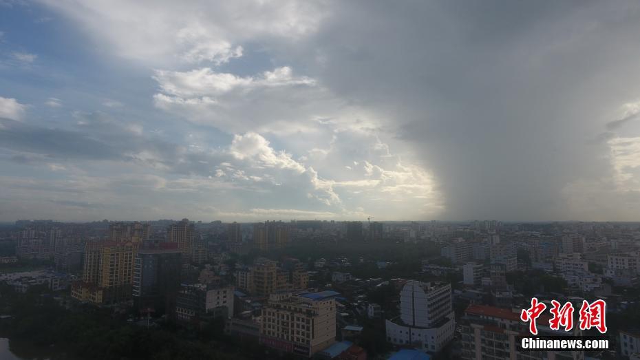 活久见！台风也能“一分为二”？