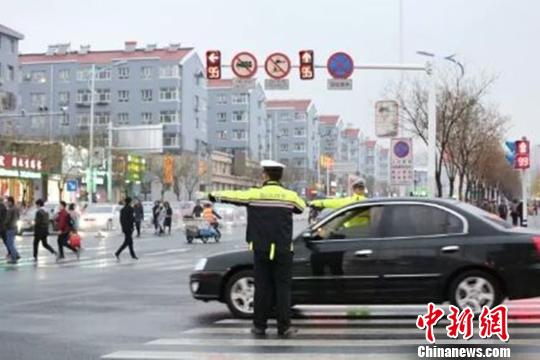 图为河北警方在路面执法。警方供图
