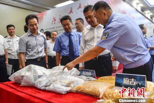 警方展示缴获的毒品 陈骥旻 摄