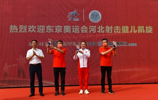 常静春（右二）、张胜阁（右一）、谭万明（左二）获得“河北射击功勋教练”奖杯。图片来自河北省射击射箭协会