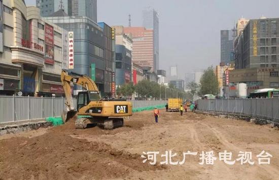 4月18日,工人们正在紧张施工。