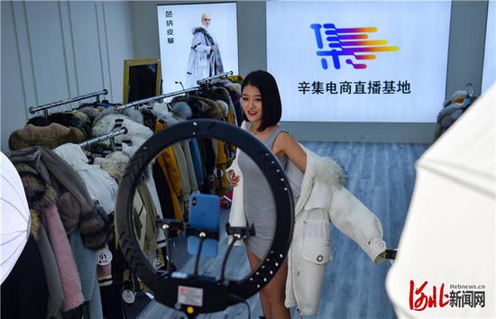 9月7日,辛集黎西尼皮革制衣有限公司主播戴媛媛在辛集电商直播基地直播带货。河北日报记者耿辉摄