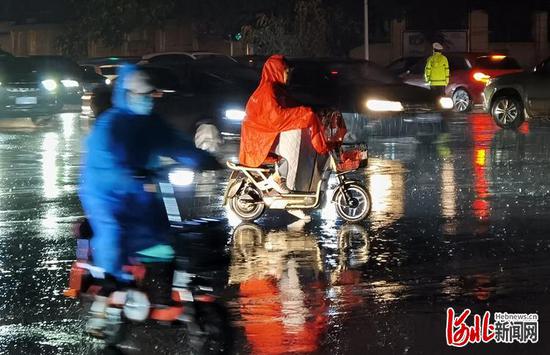 6月28日下午,石家庄迎来降雨天气,局地伴有大风、雷电、短时强降水等强对流天气,降雨使市区多条街道出现不同程度积水情况。河北日报记者田明摄