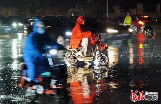 6月28日下午，石家庄迎来降雨天气，局地伴有大风、雷电、短时强降水等强对流天气，降雨使市区多条街道出现不同程度积水情况。河北日报记者田明摄