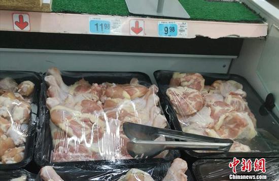 图为超市里的鸡肉区。谢艺观 摄