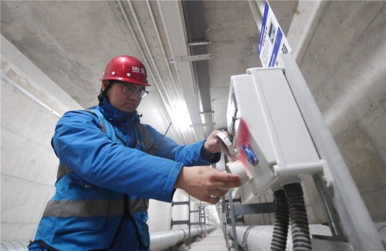 工作人员在雄安新区容东片区地下管廊调试物联网设备（2022年3月30日摄）。新华社记者 朱旭东 摄