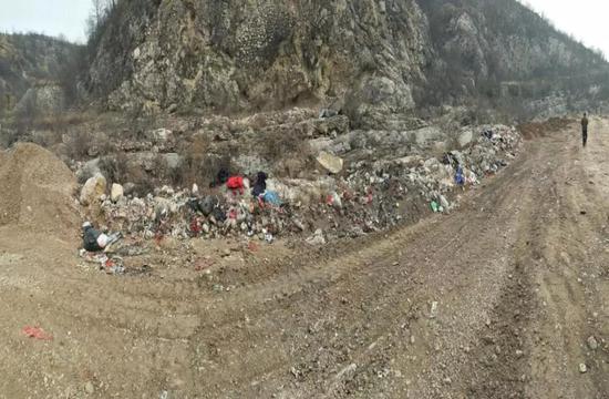 图3 当地上报整改完成后,现场核查时发现的未清理完的垃圾带