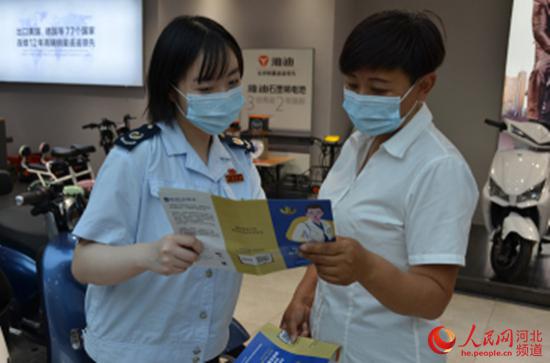 近日,邢台市桥东区税务局组织税务人员深入辖区中小微企业就减税降费政策深入讲解,确保企业纳税人应知尽知、应享尽享政策红利,切实助力中小微企业实现新发展。 赵丽萍摄