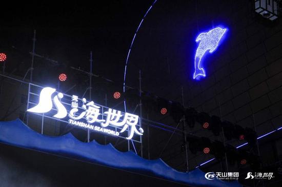 动听的琴音,唯美的灯光,营造出令人沉醉的氛围。