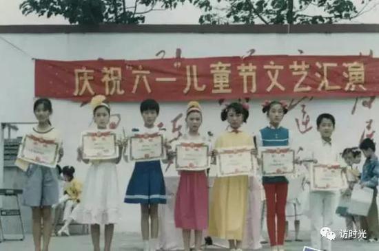 文艺汇演结束,每个班还要来一张大合影,洗出来人手一张。