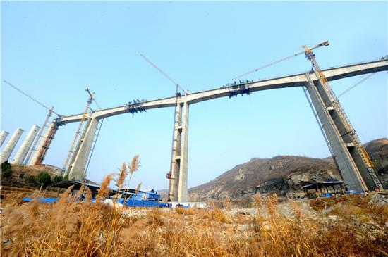 11月8日,中交隧道局承建的和邢铁路宋家庄川特大桥连续钢构顺利合龙。