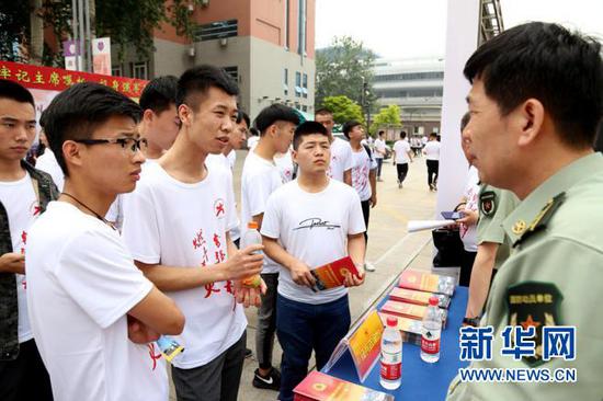 大学生正在咨询参军入伍相关政策。张鹏 摄
