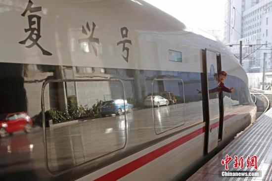 资料图:列车乘务员正在做开车前安全检查。 中新社记者 殷立勤 摄