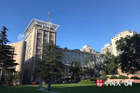 今晨,北京天空“颜值”在线。