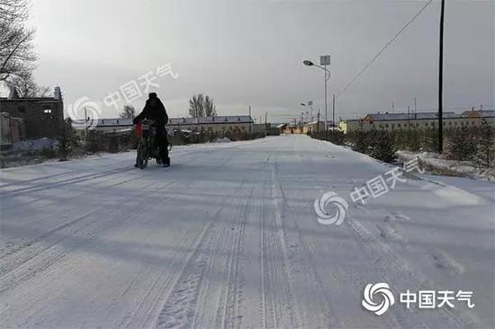 昨天上午,河北张家口市康保县出现降雪。摄影/张欣