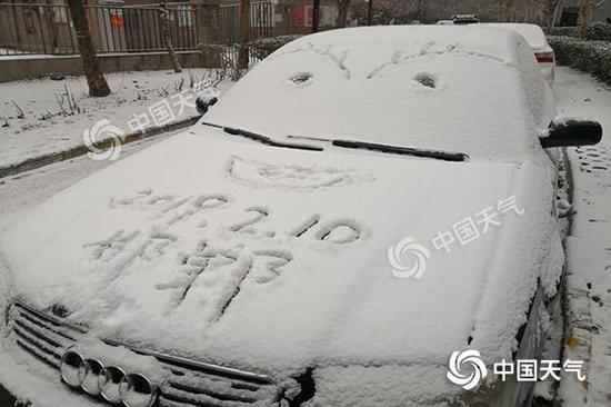 2月10日白天,河北邯郸市区降雪明显(摄/周立新)