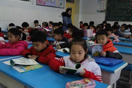 康复街小学的孩?#29992;?#22312;托管课堂上享受阅读的乐趣。 杜俊颖 摄