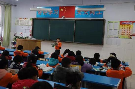 小学生在托管课堂上讲故事。 杜俊颖 摄