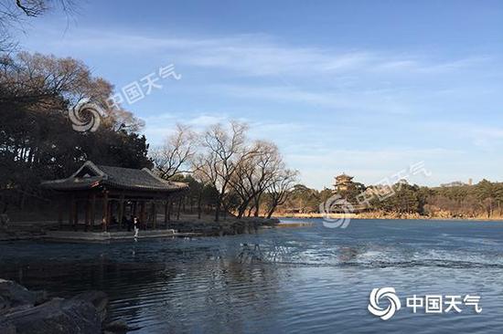 近期气温持续偏高,河北承德避暑山庄湖面冰雪已消融。(17日拍摄)(摄/朱环娟)