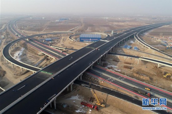 　　这是1月3日拍摄的北京大兴国际机场北线高速公路廊坊段王场互通枢纽（无人机照片）。新华社记者 牟宇 摄