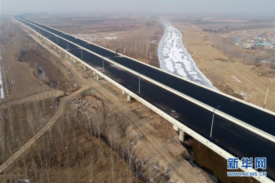 这是1月3日拍摄的北京大兴国际机场北线高速公路廊坊段龙河特大桥(无人机照片)。新华社记者 牟宇 摄
