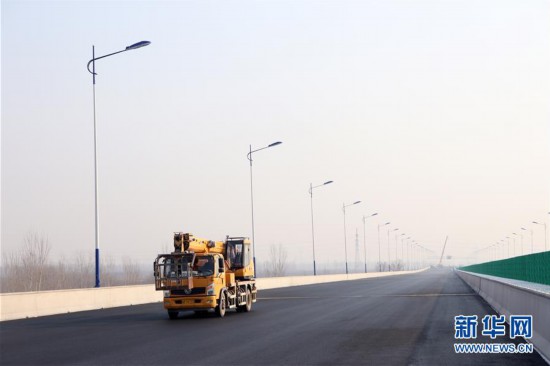 1月3日，施工车辆在北京大兴国际机场北线高速公路廊坊段行驶。新华社记者 牟宇 摄