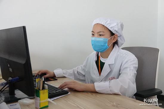 河北御芝林药业“扶贫车间”员工杜雅旭。长城新媒体记者 刘延丽 摄