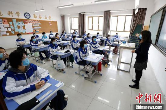 资料图:北京丰台二中学生上课。 中新社记者 富田 摄