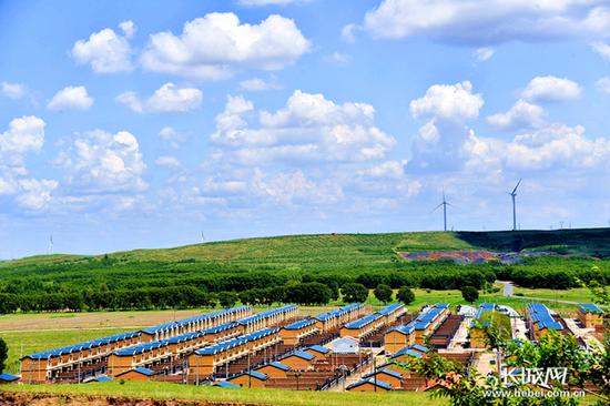 蓝天白云、丘陵、草原，后大营滩村就坐落在这美景之中。记者　郑世繁　摄