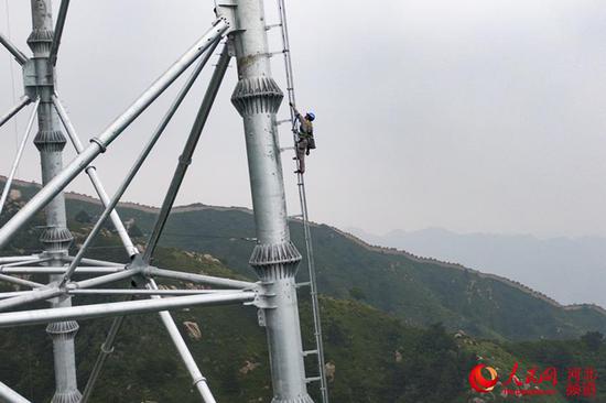 7月8日，张北-雄安1000千伏特高压输变电工程正在进行乌龙沟跨越施工。 赵洁、马千里摄