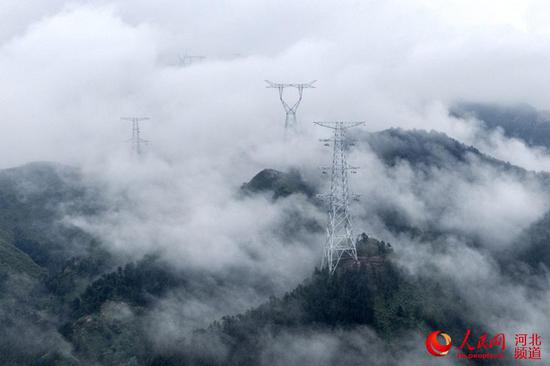 7月8日，张北-雄安1000千伏特高压输变电工程正在进行乌龙沟跨越施工。 赵洁、马千里摄