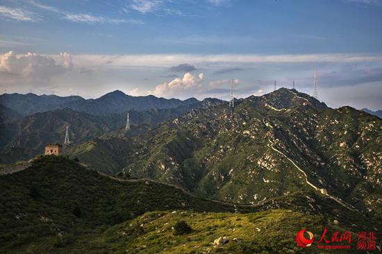 7月8日，张北-雄安1000千伏特高压输变电工程正在进行乌龙沟跨越施工。 赵洁、马千里摄