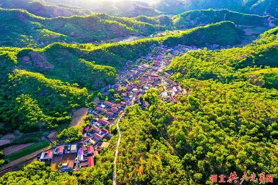 美丽乡村——迁西县白庙子乡东沟峪村(无人机照片)。王爱军 摄
