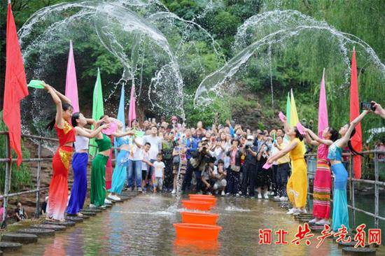 游客在云梦山泼水节上尽情狂欢