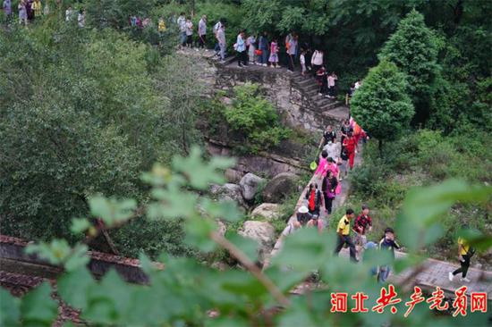 美丽的风景吸引众多游客前来游览