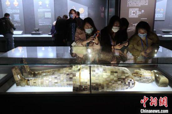 图为观众参观中山简王刘焉鎏金铜缕玉衣。 张远 摄