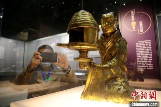 图为展出的长信宫灯。 张远 摄
