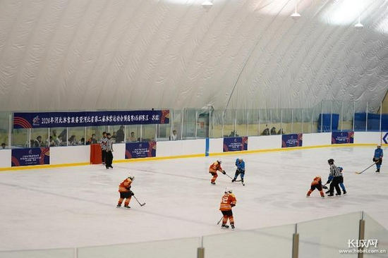 河北省冰雪联赛西部赛区冰球项目比赛现场。