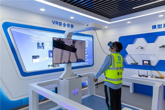 工作人员在雄安新区一智慧工地展示厅进行工地VR安全体验(2022年4月13日摄)。新华社发(高盟 摄)