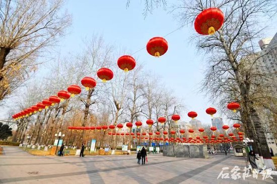 春节“氛围组”就位 石家庄街头年味儿别样浓