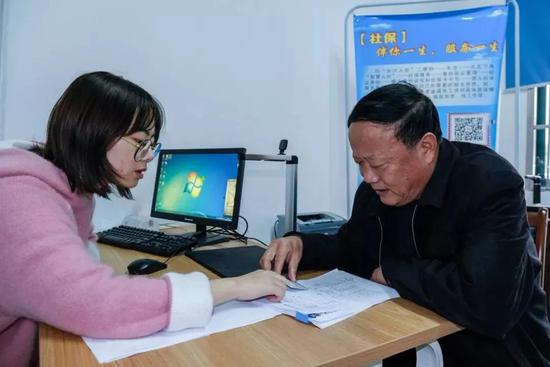 (民众在办理社保业务 新华社)