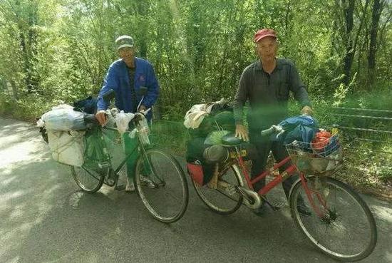 2015年俩人骑自行车游览东三省,以及河北、内蒙古、北京、天津等地。