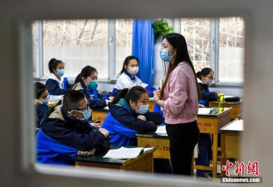 　资料图：学生们在教室内上课。中新社记者 刘新 摄