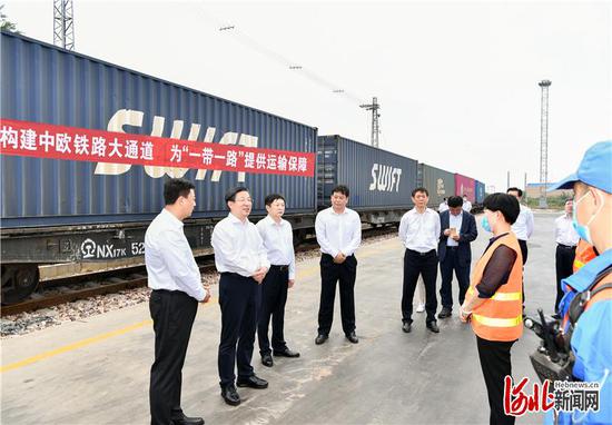 6月25日上午,省委书记、省人大常委会主任王东峰在石家庄市调研检查并看望慰问老人、儿童,代表省委、省政府,向全省广大党员干部群众致以节日慰问。这是王东峰在冀中南智能港中欧班列始发处,与工作人员亲切交流。河北日报记者赵威摄
